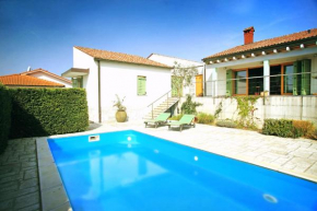 Spacious Villa in Parecag with a Swimming Pool